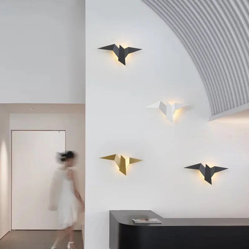 Nordische Eisen-Wandlampe AvianAura mit Vogel-Design für eine warme Atmosphäre