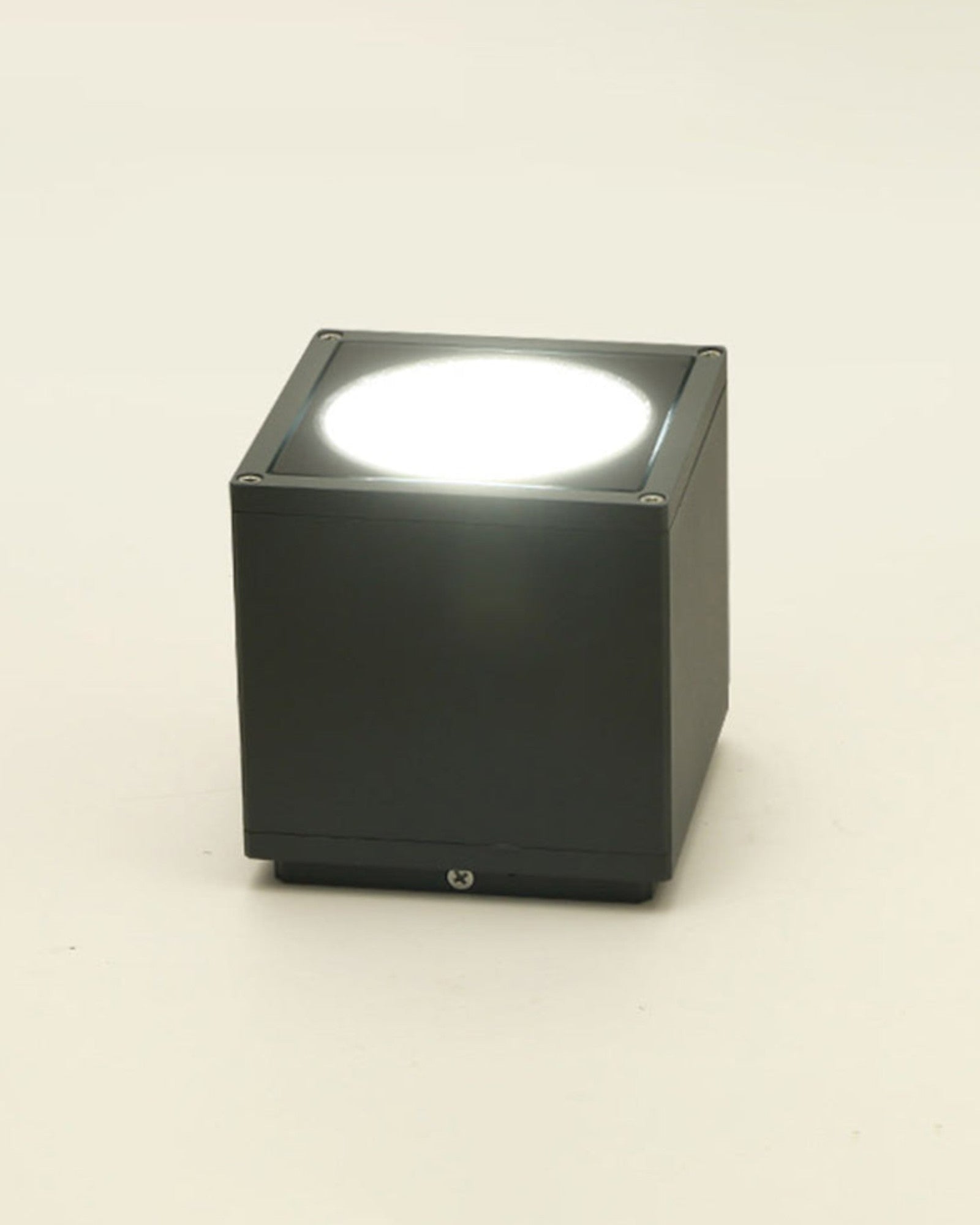 Moderne Deckenleuchte aus Metall 5