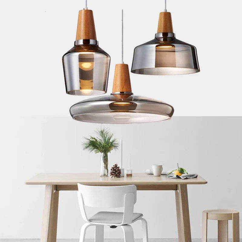 Moderne Pendelleuchte mit Holzfuß 2