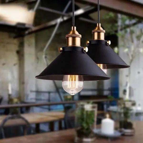 Moderne Pendelleuchte mit Schwarz-Gold Finish 2