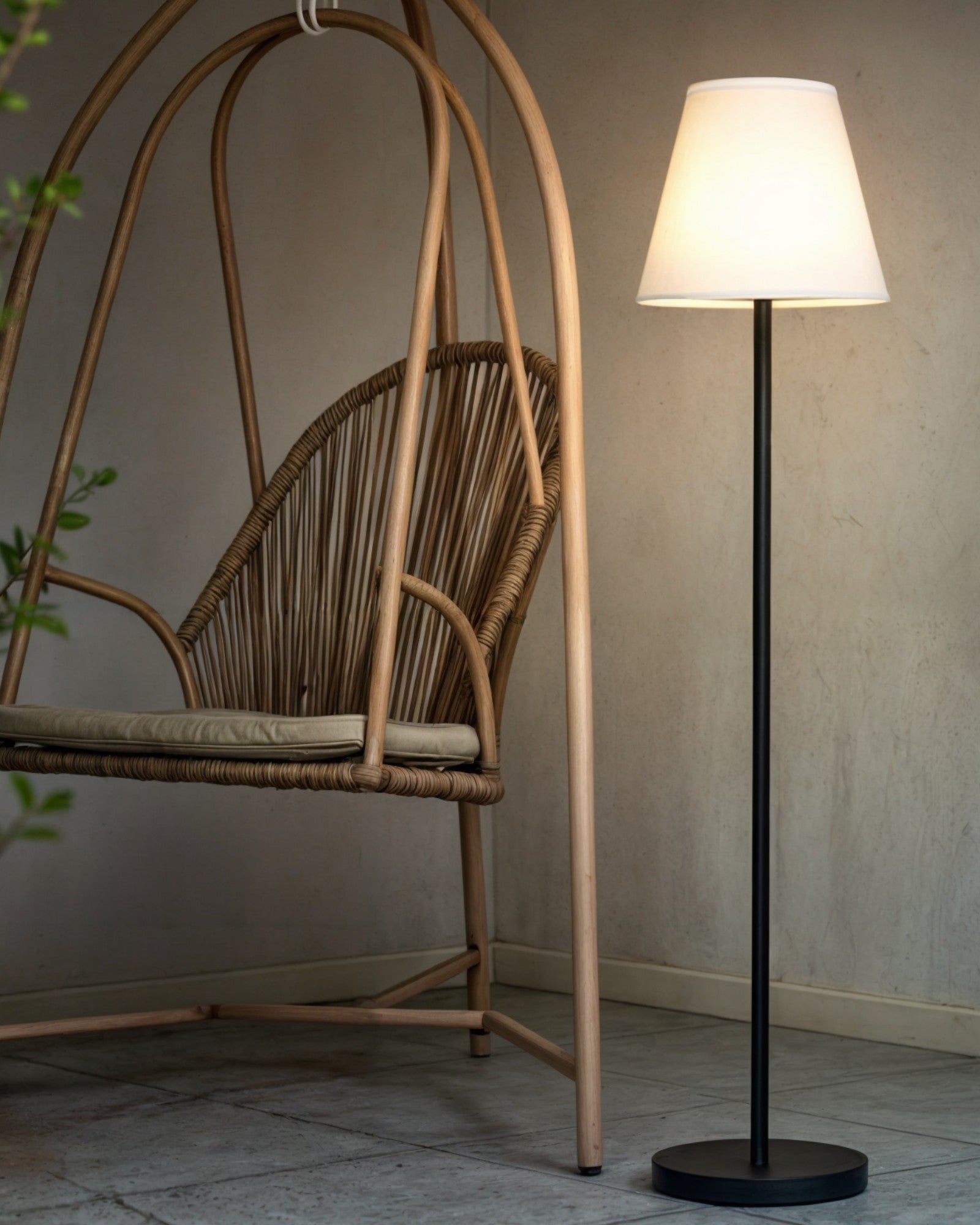 Moderne Solarbetriebene Stehlampe mit RGB-Beleuchtung 2