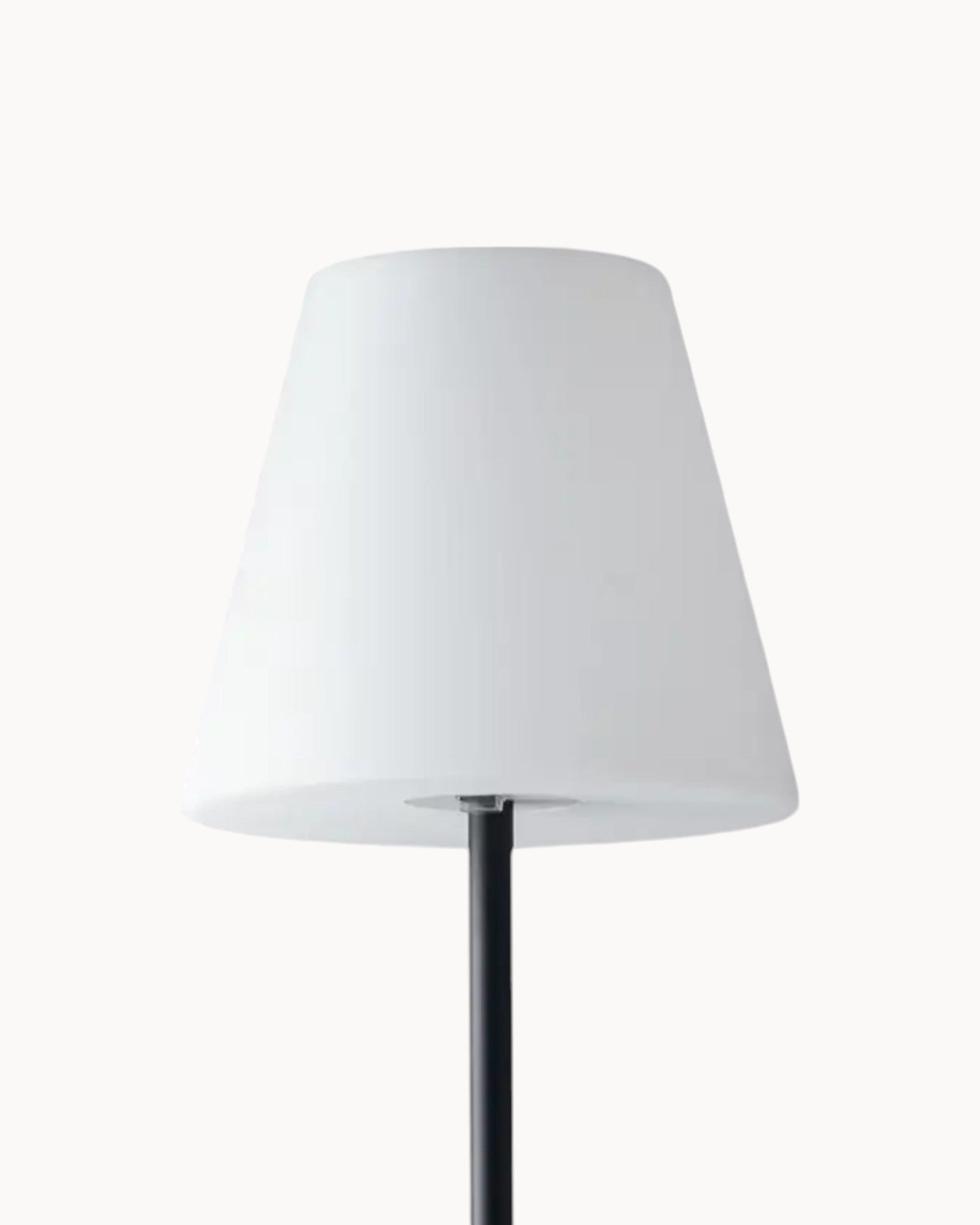 Moderne Solarbetriebene Stehlampe mit RGB-Beleuchtung 4