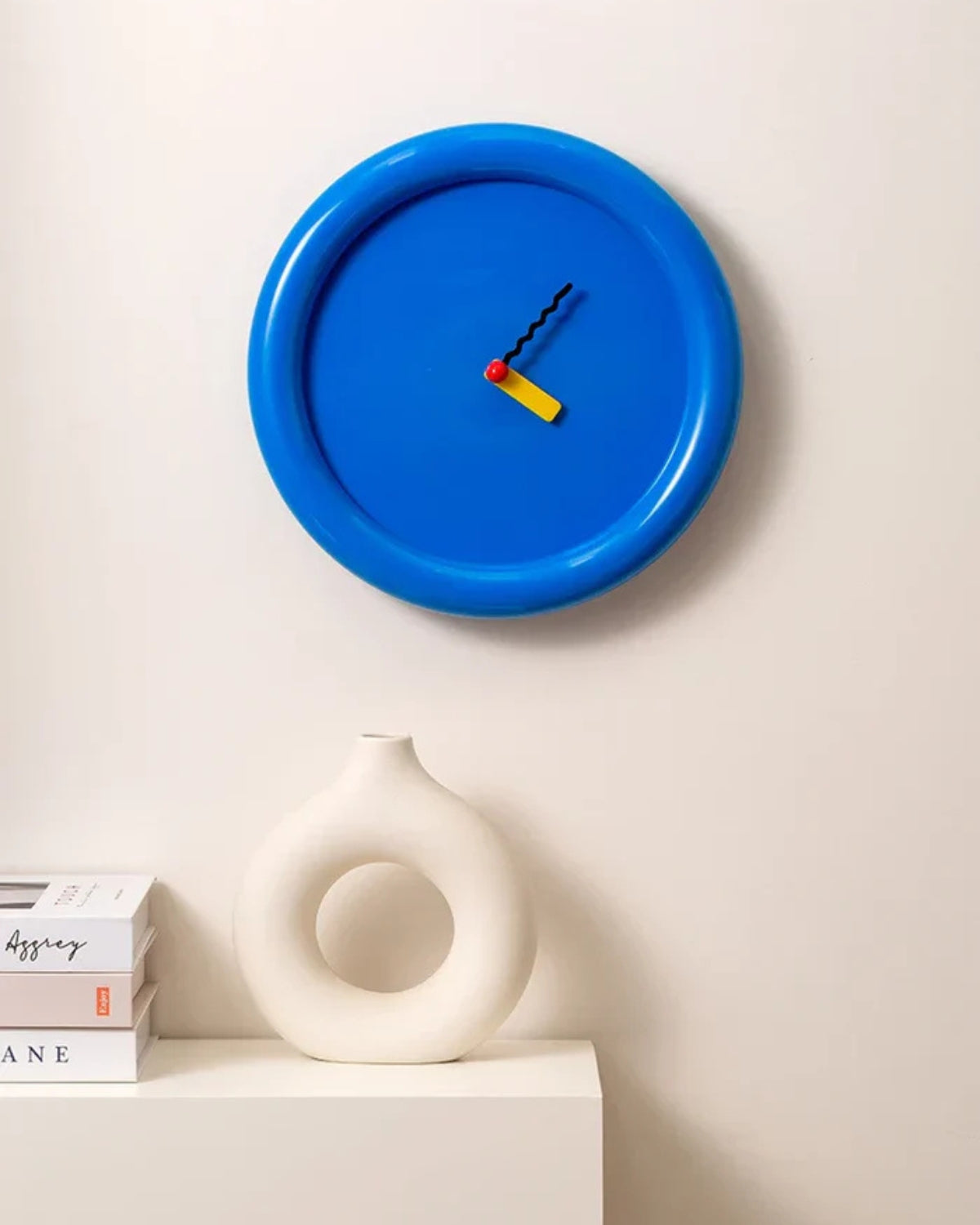 Moderne Wanduhr Hingucker für Stilvolle Räume