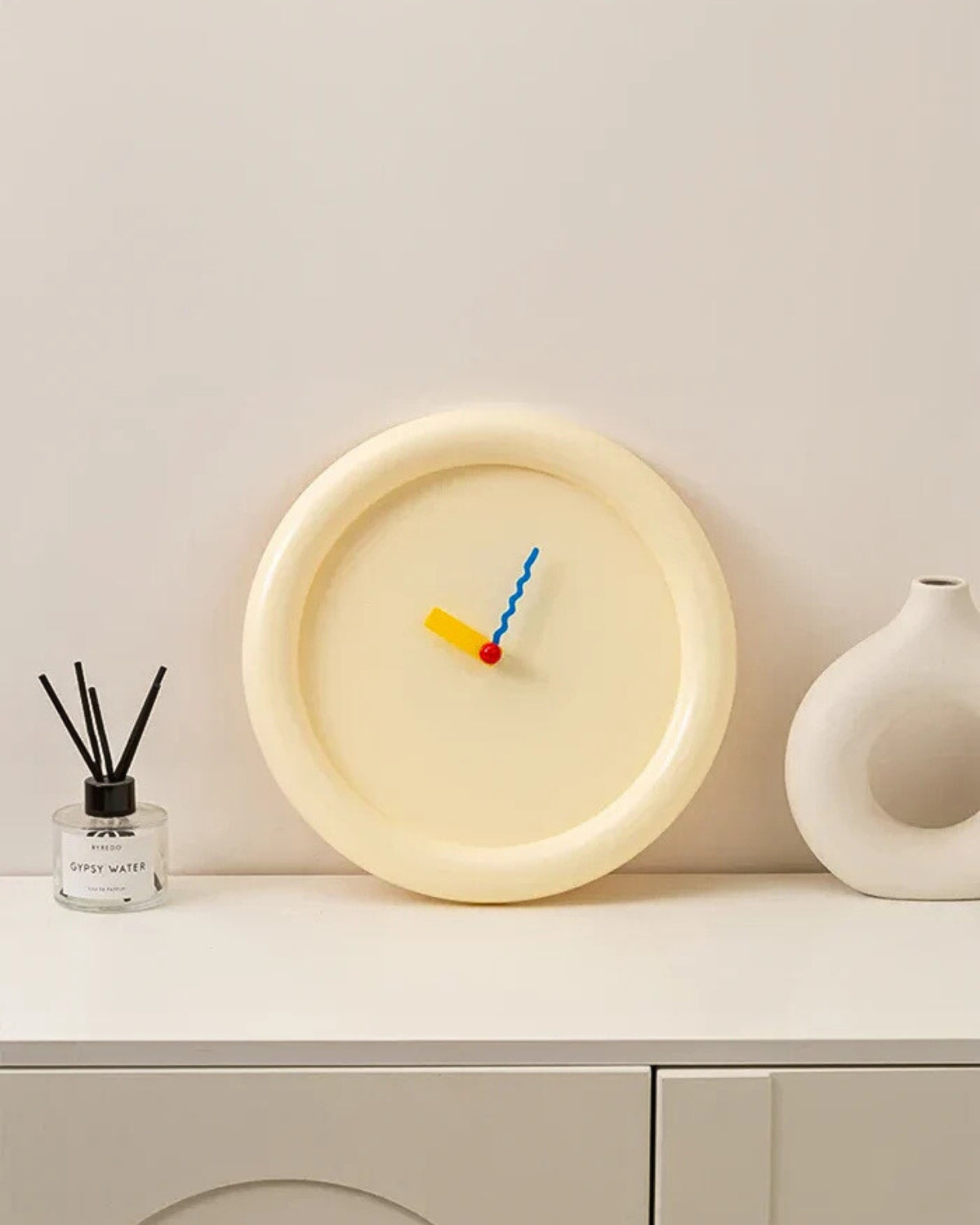 Moderne Wanduhr Hingucker für Stilvolle Räume
