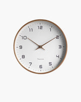 Moderne Wanduhr aus Holz im Skandinavischen Design