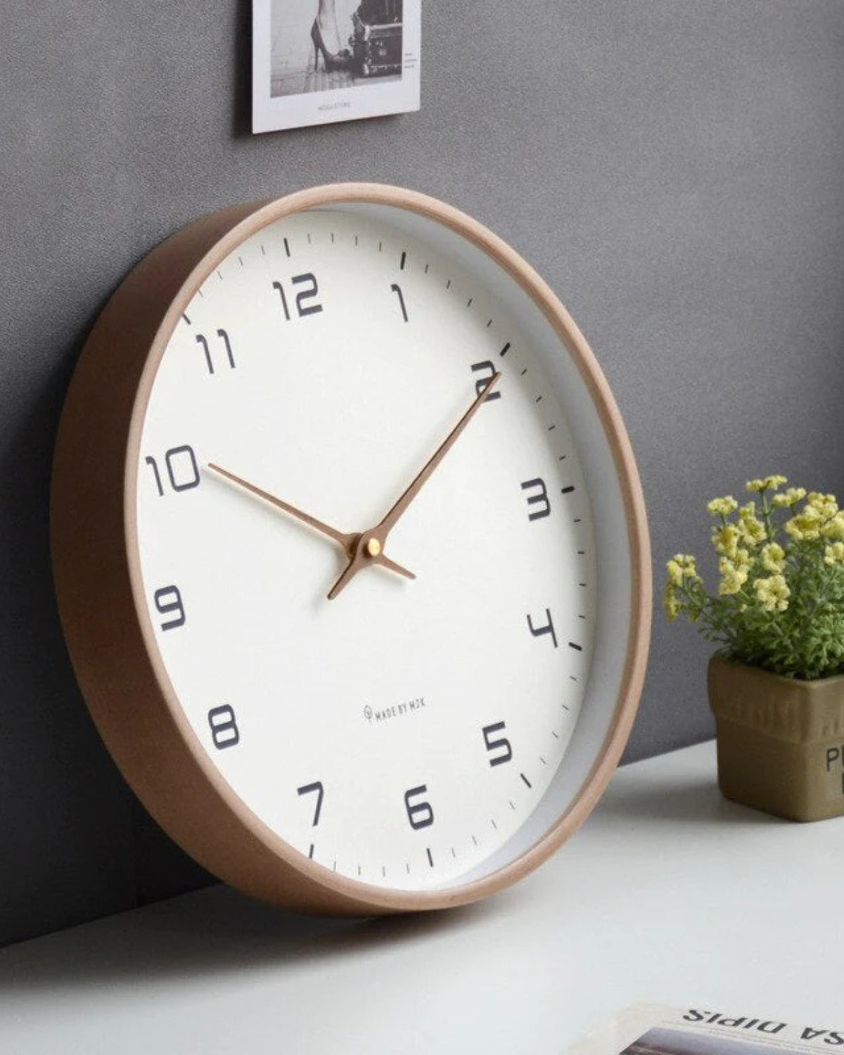 Moderne Wanduhr aus Holz im Skandinavischen Design