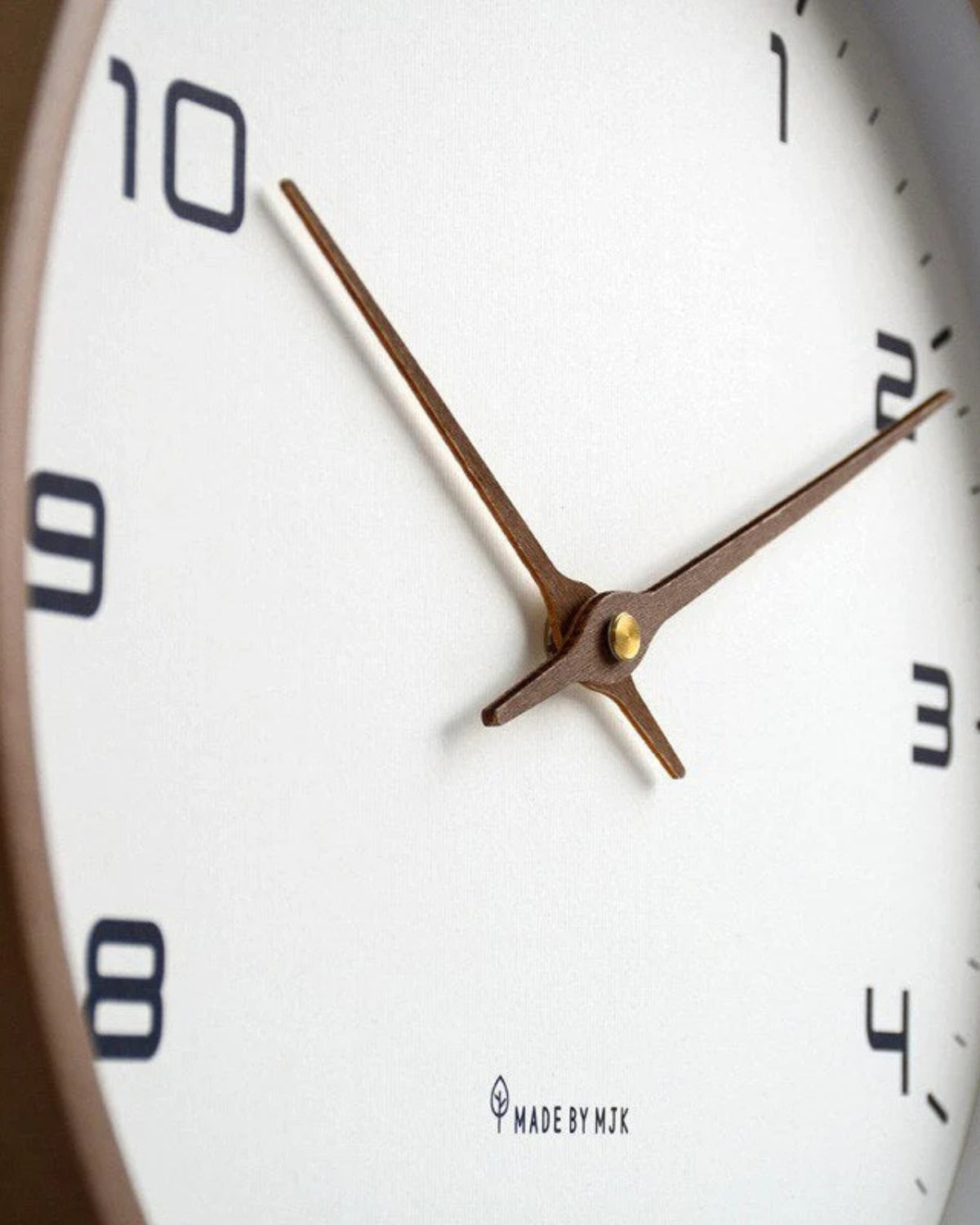 Moderne Wanduhr aus Holz im Skandinavischen Design