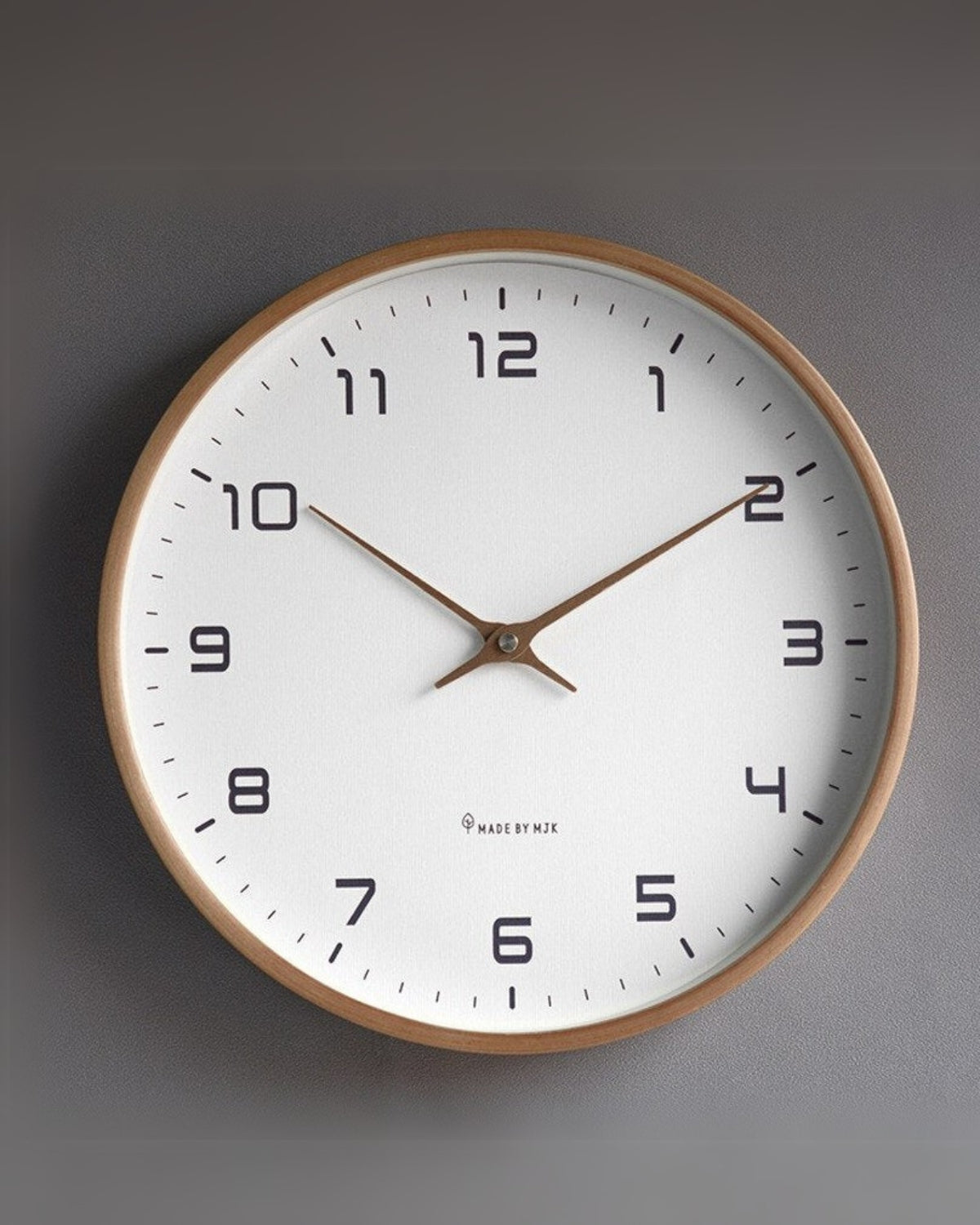 Moderne Wanduhr aus Holz im Skandinavischen Design