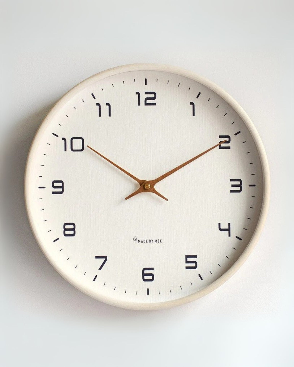 Moderne Wanduhr aus Holz im Skandinavischen Design