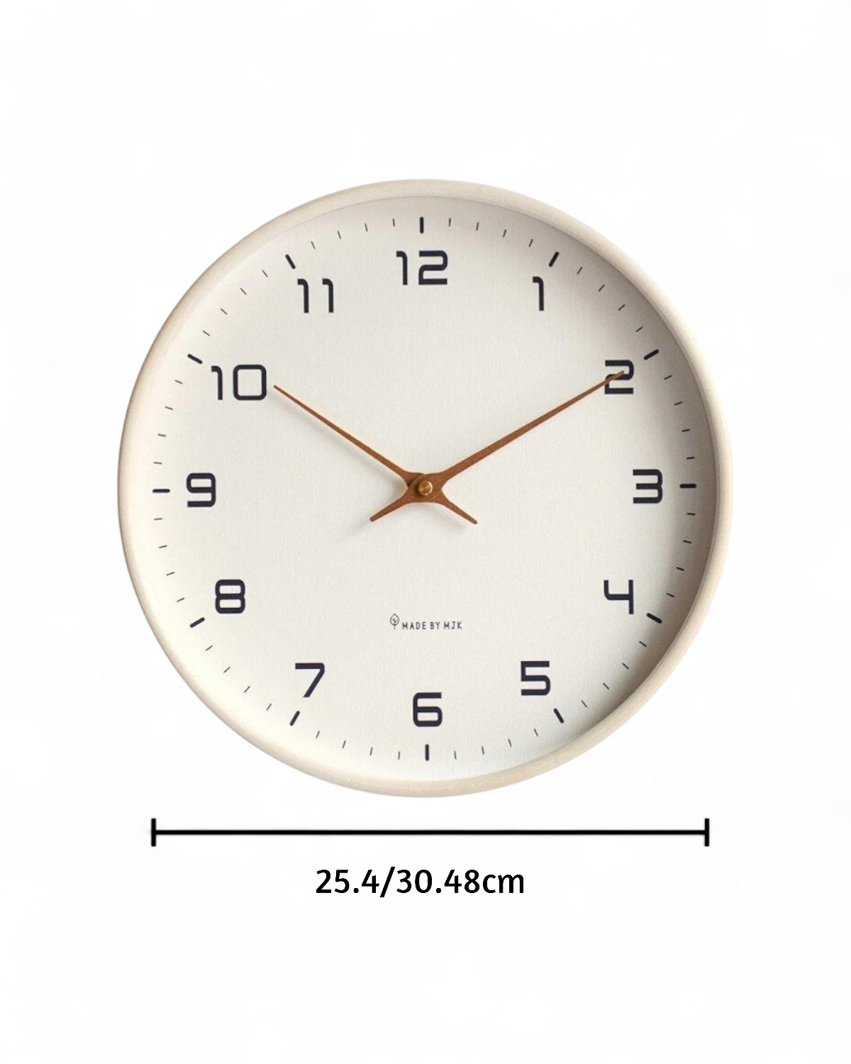 Moderne Wanduhr aus Holz im Skandinavischen Design