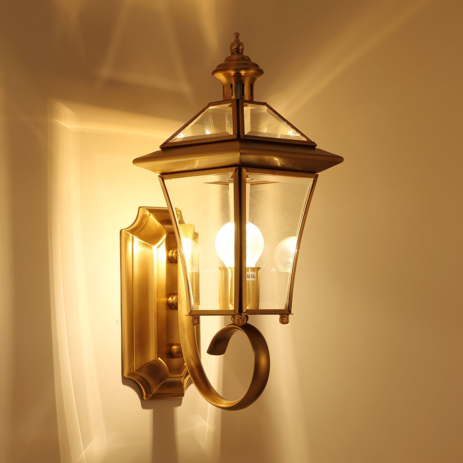 Olivara - Charmante Retro Außenwandleuchte für einen stilvollen und stimmungsvollen Garten Steigern Sie Ihre Außenbeleuchtung mit dieser eleganten Messinglampe