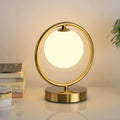 Elegancka nordycka lampa ze szklaną kulą dla przytulnej atmosfery
