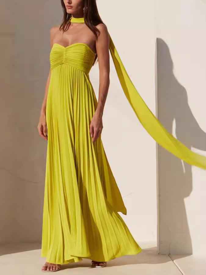 Schlicht-elegantes Bandeaukleid mit Falten und Schleife