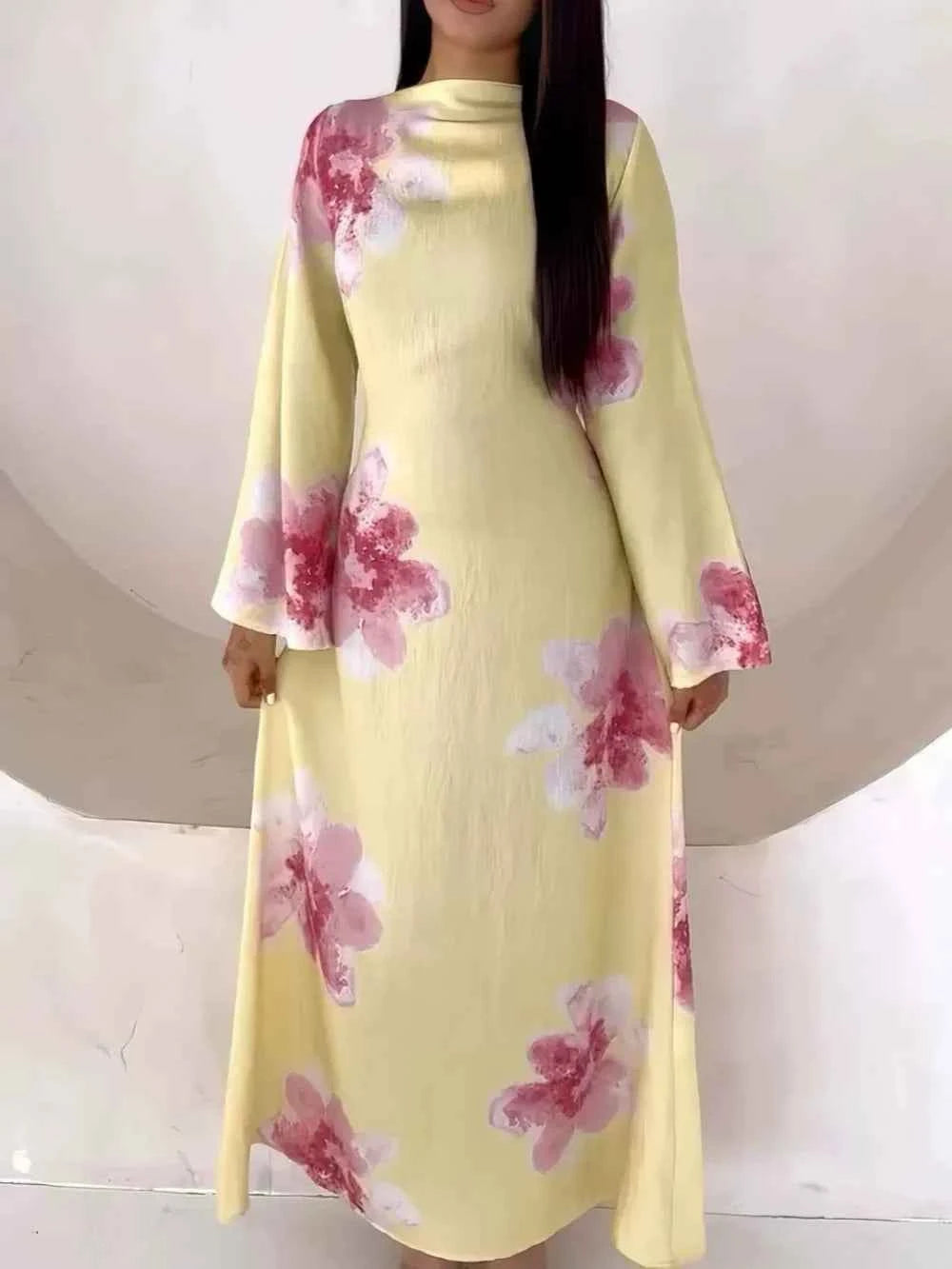 Elegantes gemustertes Kleid mit tailliertem Schnitt und Maxilänge