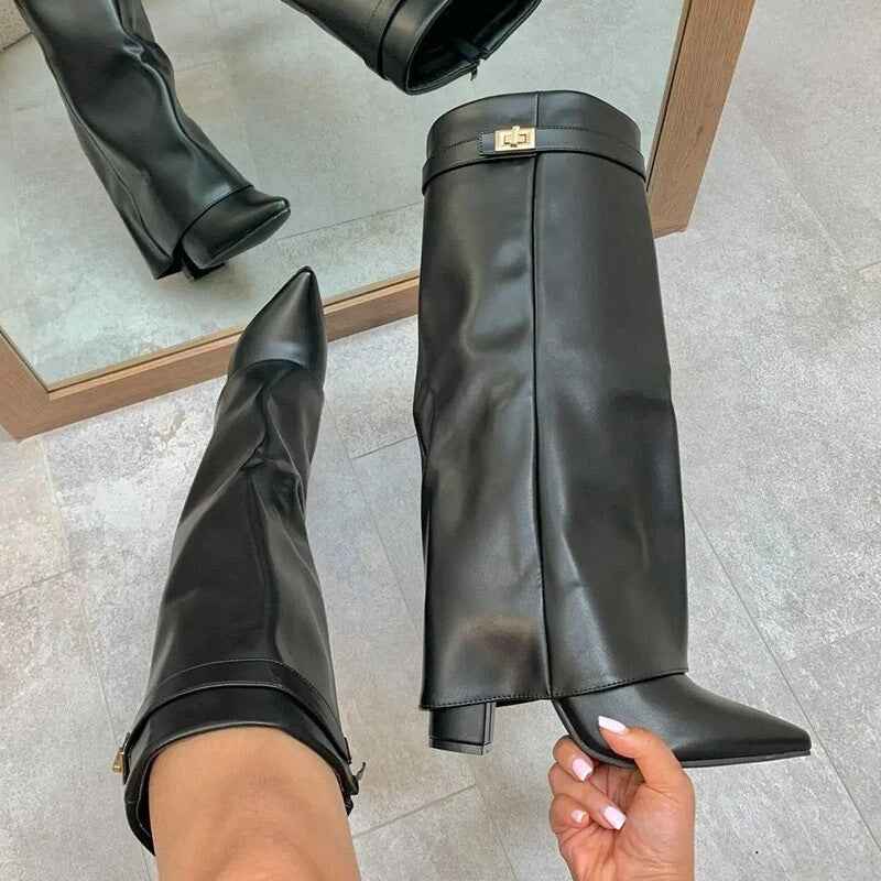 Hohe Stiefeletten mit weitem Bein für einen eleganten und bequemen Stil