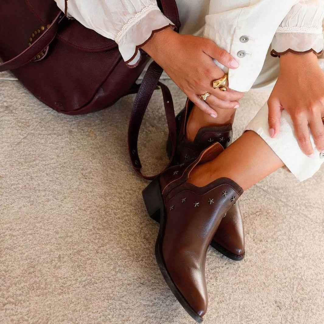 Western-Stiefel mit Nieten für einen echten Cowboy-Look