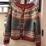 Zeitlose nordische Strickjacke - klassischer Strick für Wärme und Stil im Alltag