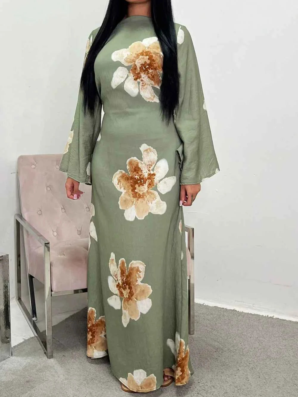 Elegantes gemustertes Kleid mit tailliertem Schnitt und Maxilänge