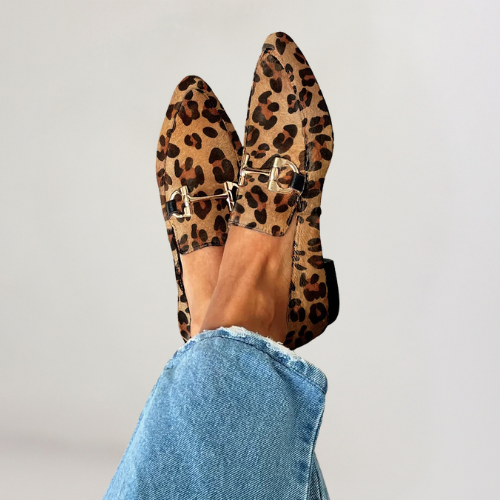 Elegante formelle Schuhe mit feinem Muster und dezenten Absätzen