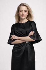 Elegantes schwarzes Satin-Maxikleid für einen atemberaubenden Abend