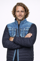 Jacke im klassischen Denim-Look mit doppelter Lage - zeitloser Stil und zusätzlicher Komfort