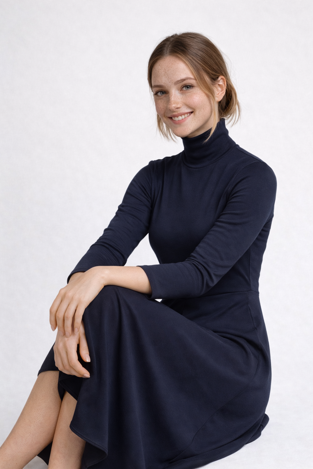Elegantes dunkelblaues Strickkleid mit Rollkragen Damen