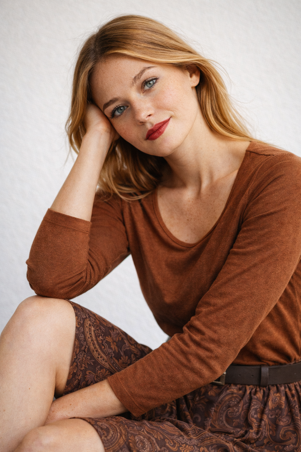 Vintage-Ensemble: Top in Samt-Optik & Paisley-Maxirock mit Gürtel