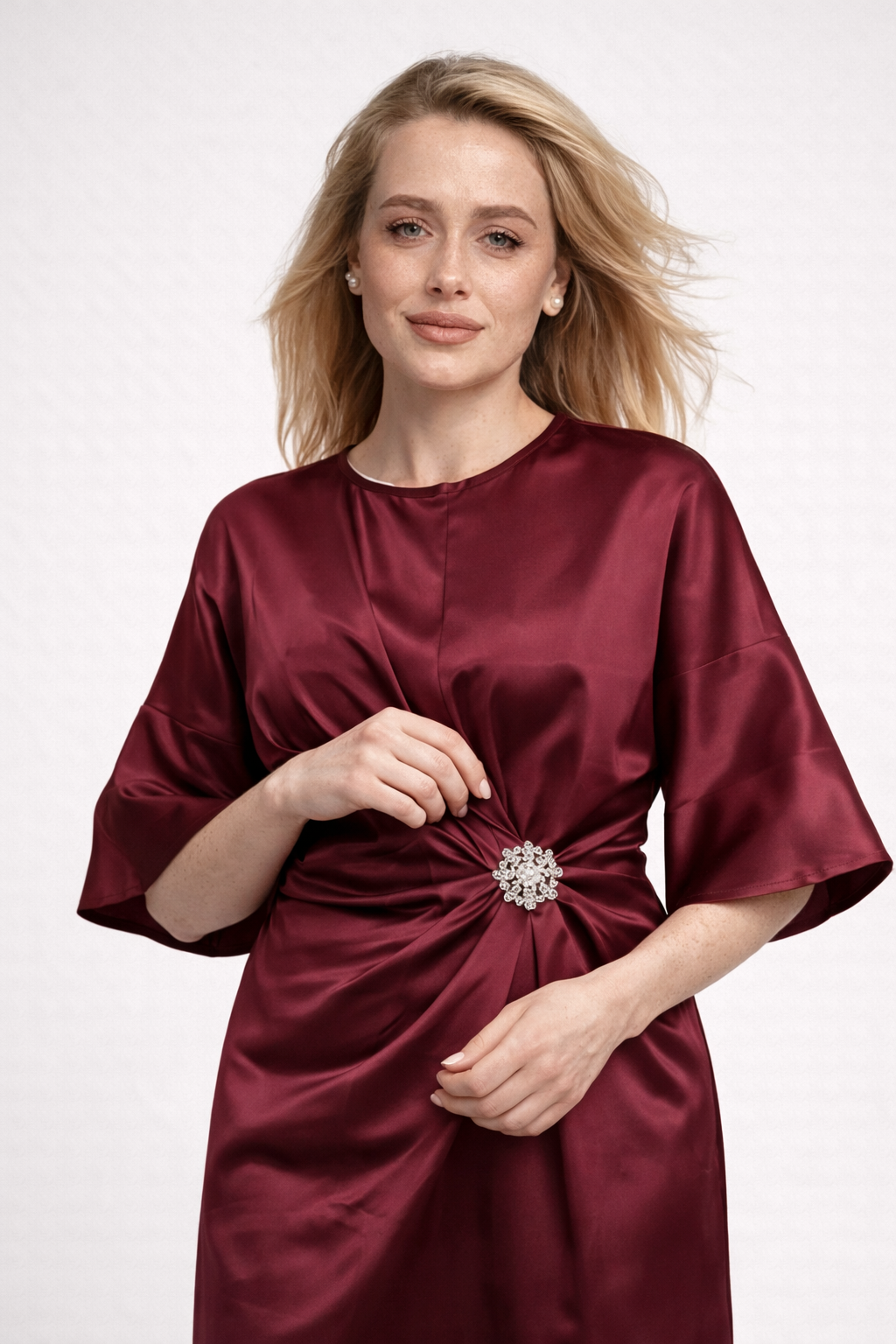 Elegantes schwarzes Satin-Maxikleid für einen atemberaubenden Abend