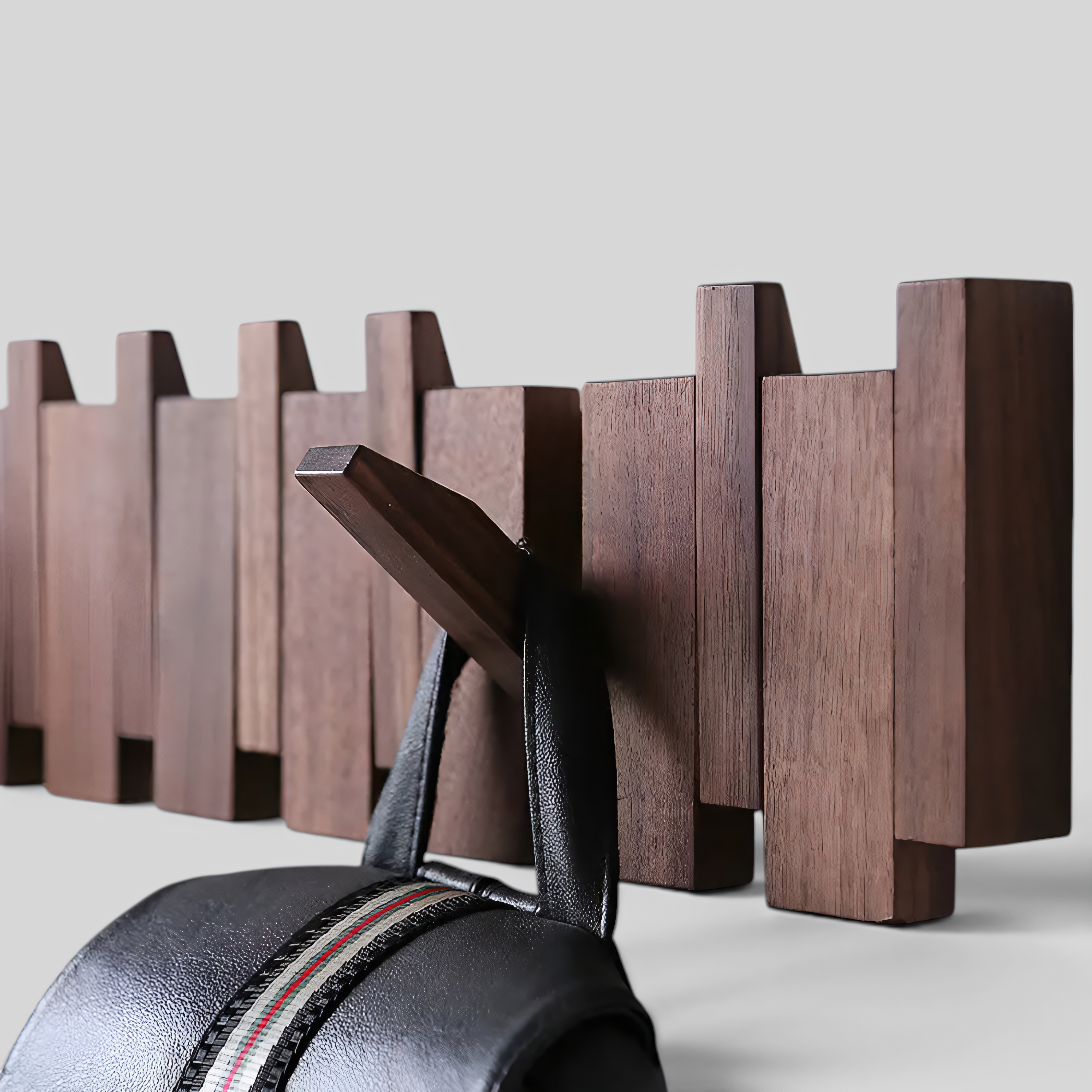 Holz-Wandregal mit Klavierdesign und magnetischen Garderobenhaken