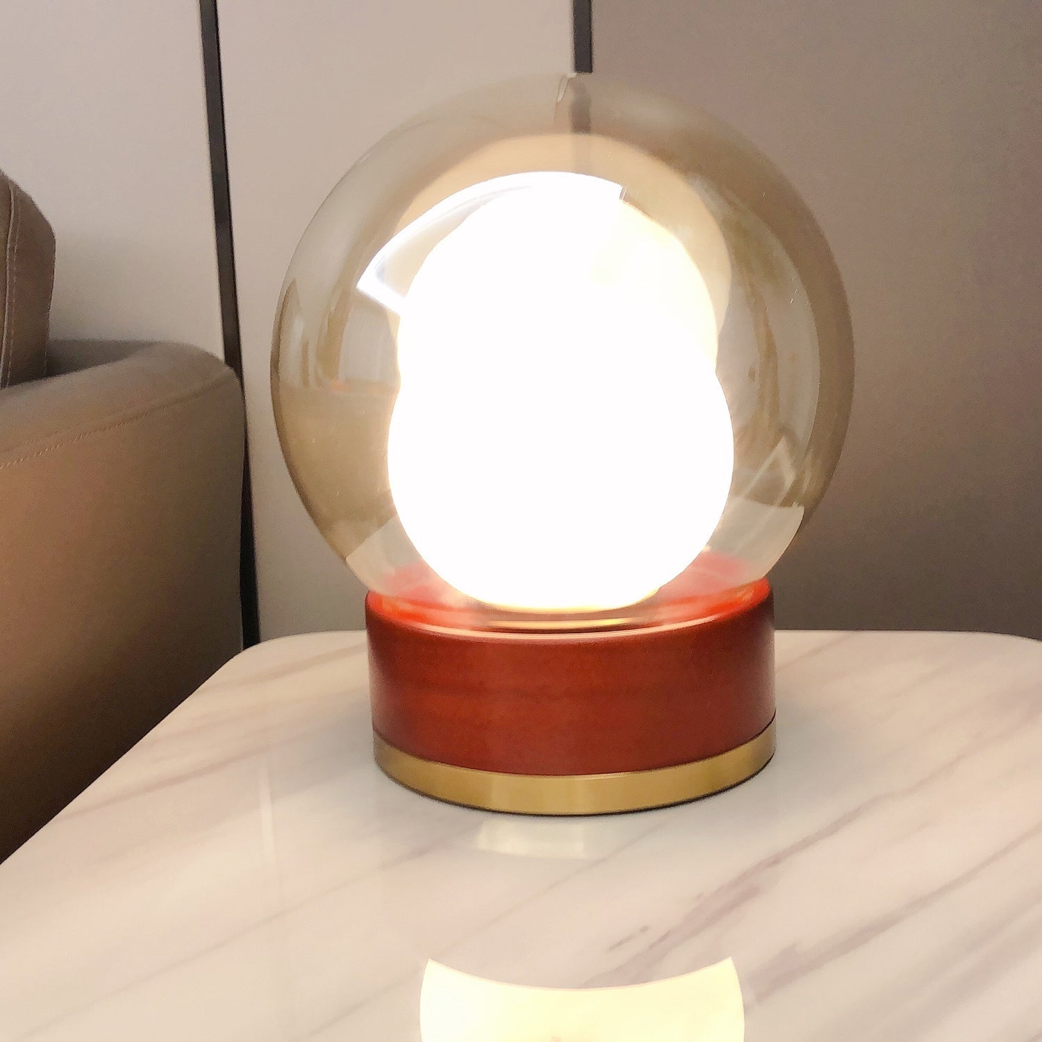 Moderner Tischleuchte mit Metallbasis und Glasschirm | Elegante LED-Beleuchtung