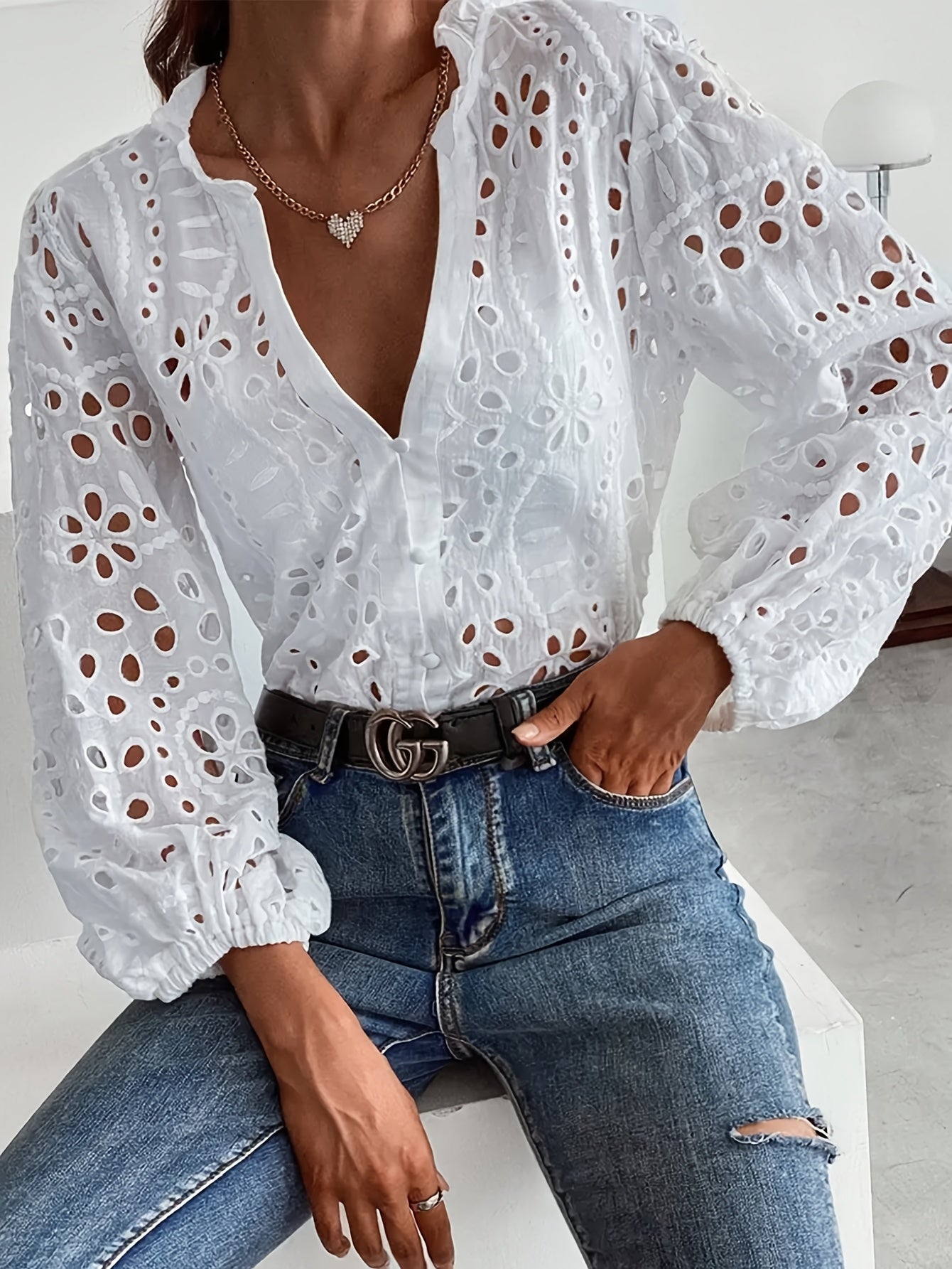 Roselina – Bestickte Langarm-Bluse mit Lochmuster 0