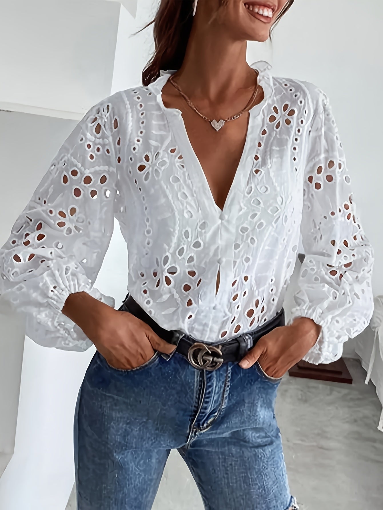 Roselina – Bestickte Langarm-Bluse mit Lochmuster 1