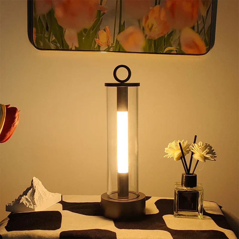 Wiederaufladbare Tischlampe mit Außenbeleuchtung für eine warme Atmosphäre