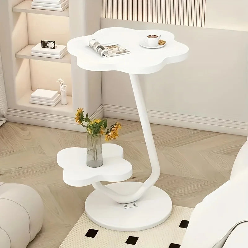 Marentha - Eleganter cremefarbener blumenförmiger Beistelltisch mit doppelten Ablageflächen und stilvollem Metallrahmen