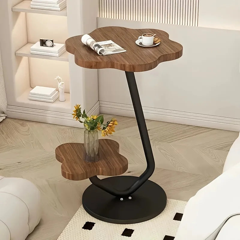 Marentha - Eleganter cremefarbener blumenförmiger Beistelltisch mit doppelten Ablageflächen und stilvollem Metallrahmen
