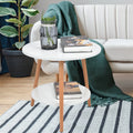 Elegant hvidt sidebord med dobbelt hylde og opbevaringsmuligheder til en stilfuld stue