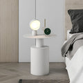 Stilfuldt moderne rundt sidebord med minimalistisk design til soveværelset