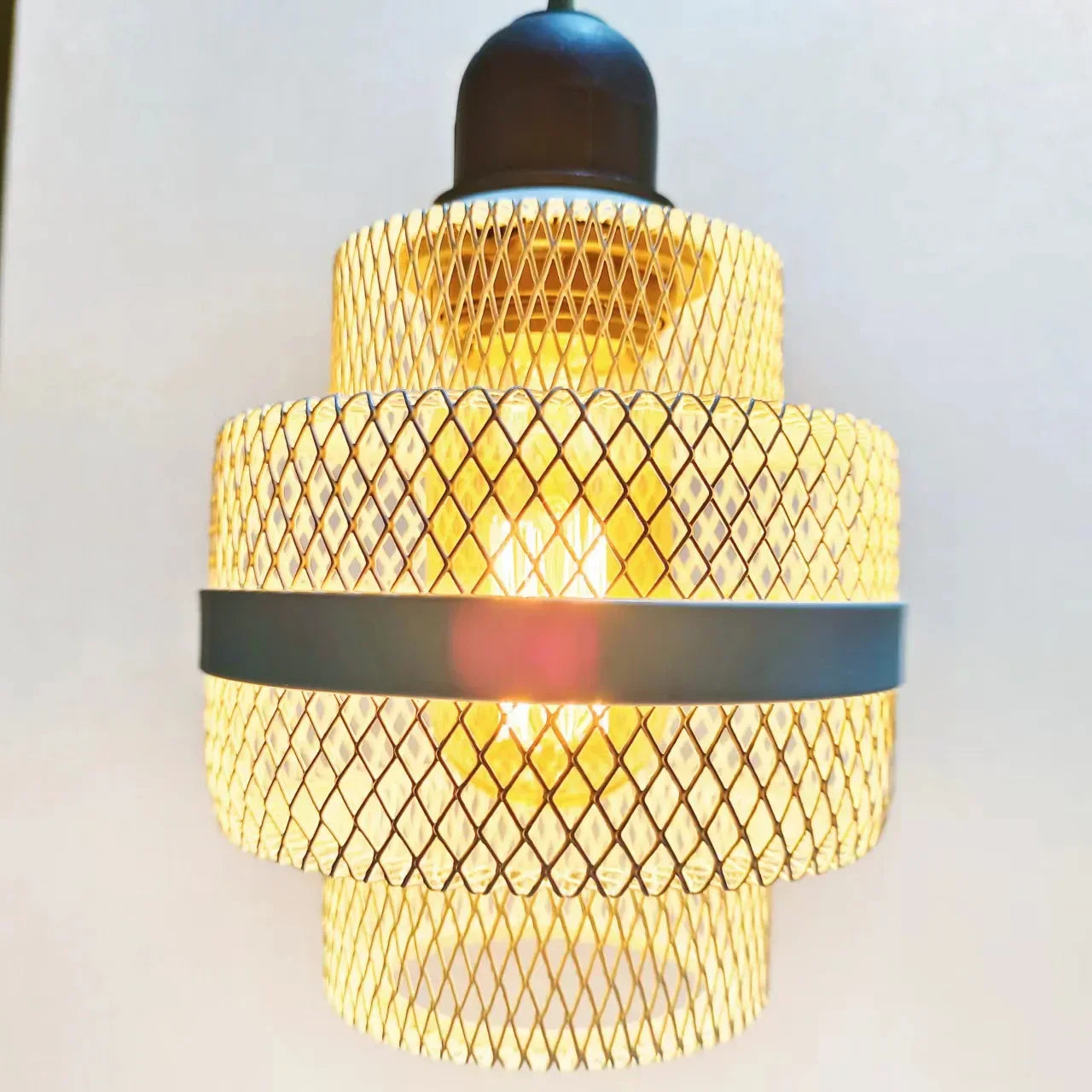 Eleganter Lampschirm im minimalistischen Design mit DiamantMesh-Muster