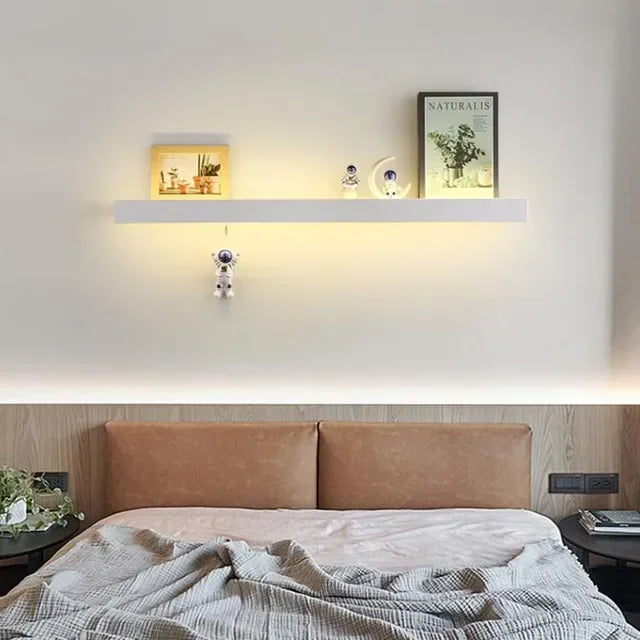 Luntheris - Energieeffiziente LED-Wandleuchte mit praktischem Nachttablett für Atmosphäre und Funktionalität