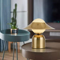 Stilfuld moderne gylden LED-bordlampe til elegant atmosfære