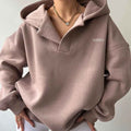 Stilren damhoodie med trendigt tryck för en avslappnad look