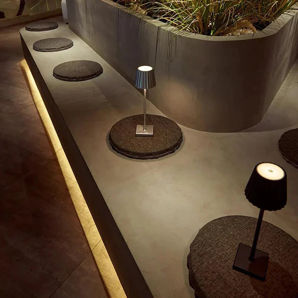 Tragbare kabellose LED-Tischlampe mit USB-Akkuaufladung und Dimmfunktion