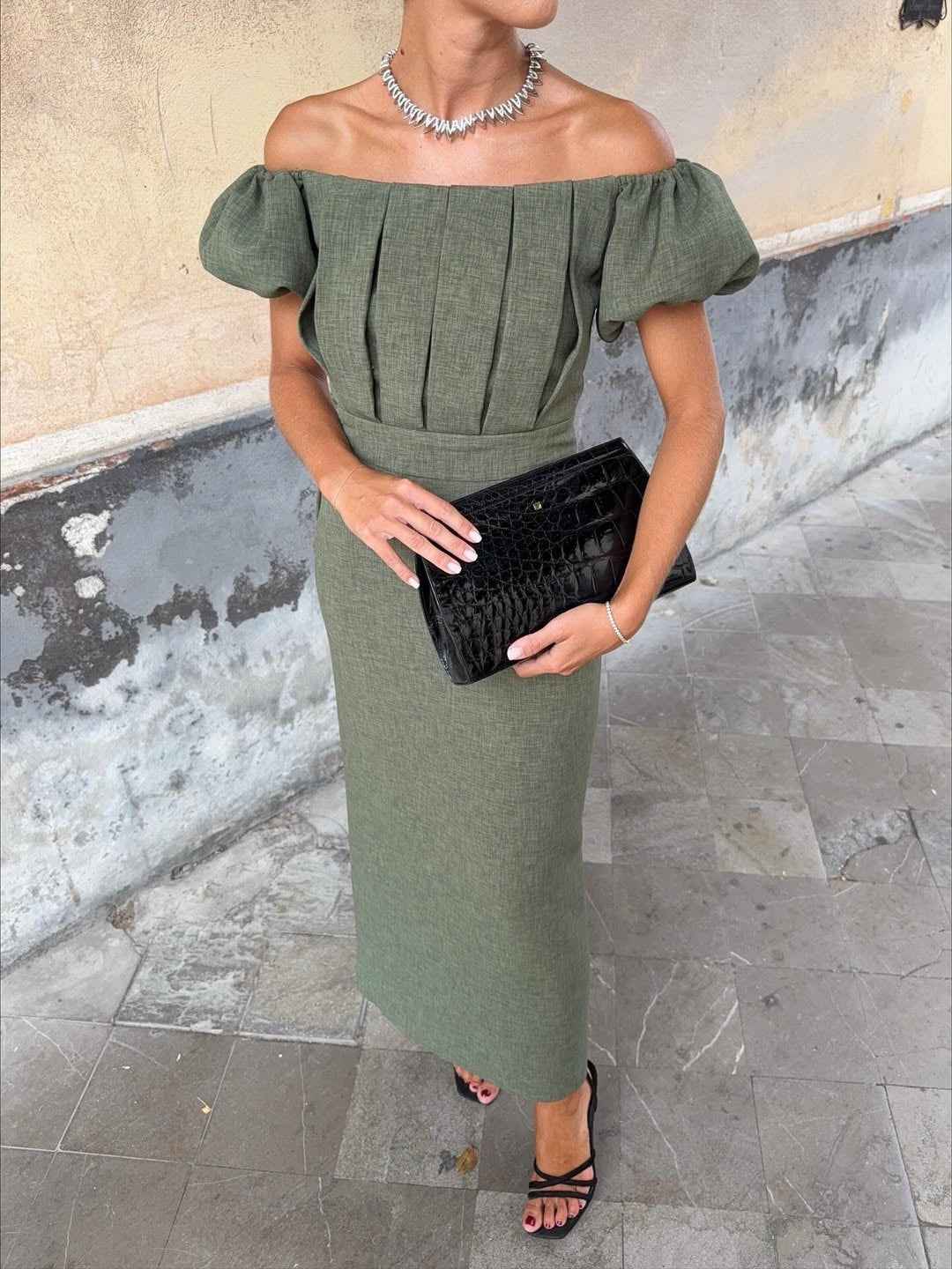 Elegantes Ein-Schulter-Kleid mit Puffärmeln und raffinierter Faltung