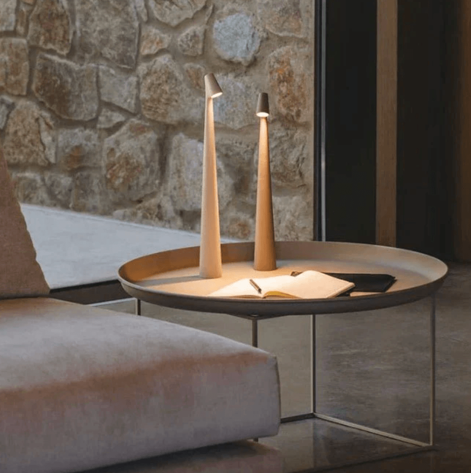 Moderne Tischlampe mit Touchsteuerung und dimmbarer Helligkeit