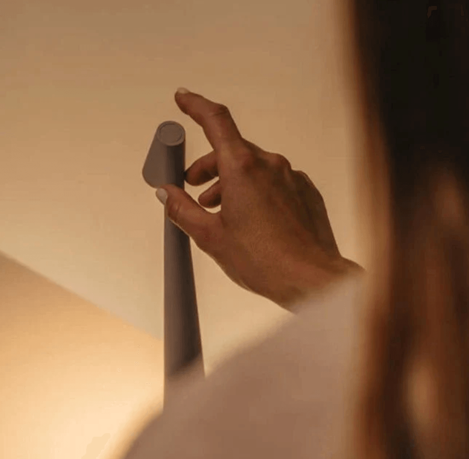 Moderne Tischlampe mit Touchsteuerung und dimmbarer Helligkeit