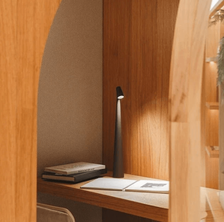 Moderne Tischlampe mit Touchsteuerung und dimmbarer Helligkeit