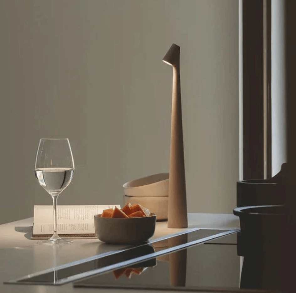 Moderne Tischlampe mit Touchsteuerung und dimmbarer Helligkeit