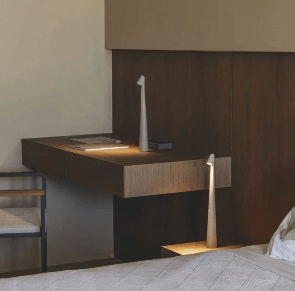 Moderne Tischlampe mit Touchsteuerung und dimmbarer Helligkeit
