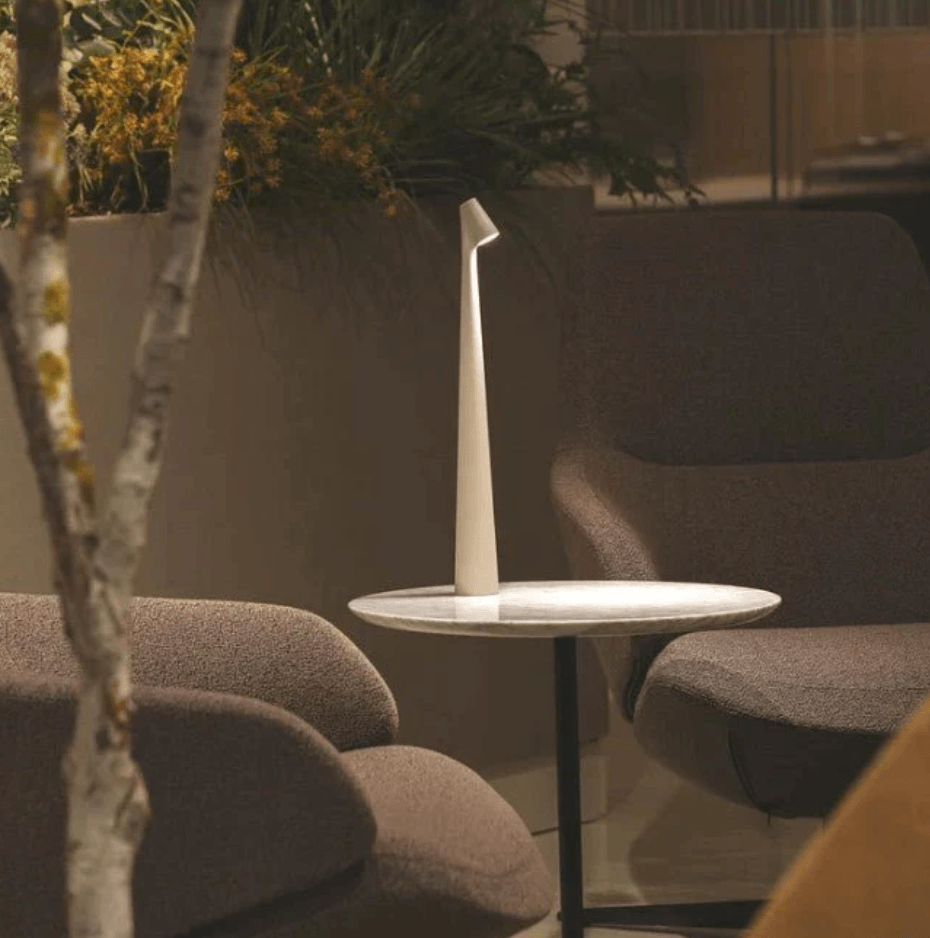 Moderne Tischlampe mit Touchsteuerung und dimmbarer Helligkeit