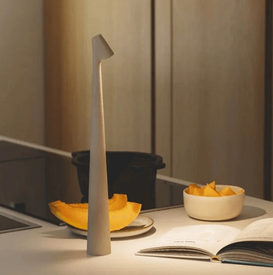 Moderne Tischlampe mit Touchsteuerung und dimmbarer Helligkeit